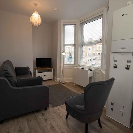 Pass The Keys Newly Renovated 2 Bedroom Apartment And Free Parking Scarborough Exterior photo