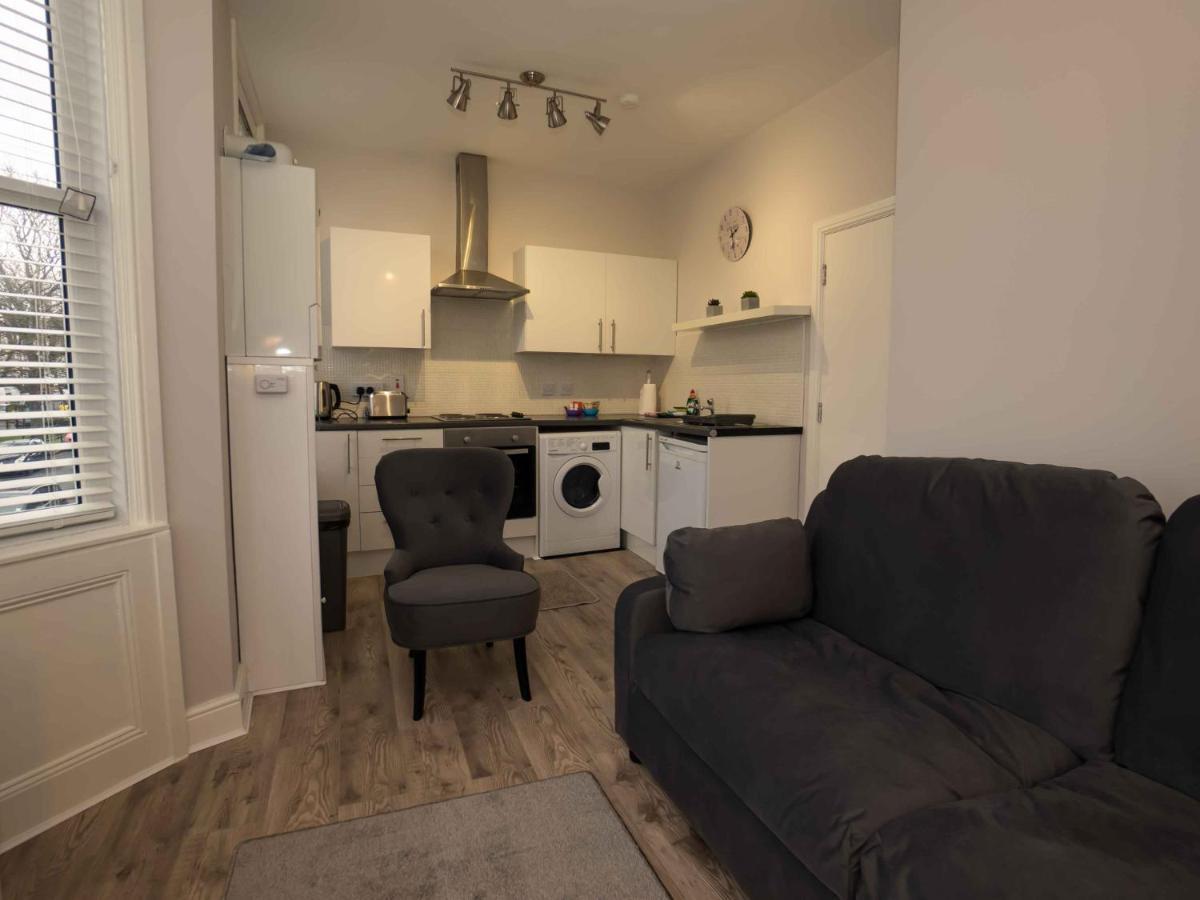 Pass The Keys Newly Renovated 2 Bedroom Apartment And Free Parking Scarborough Exterior photo