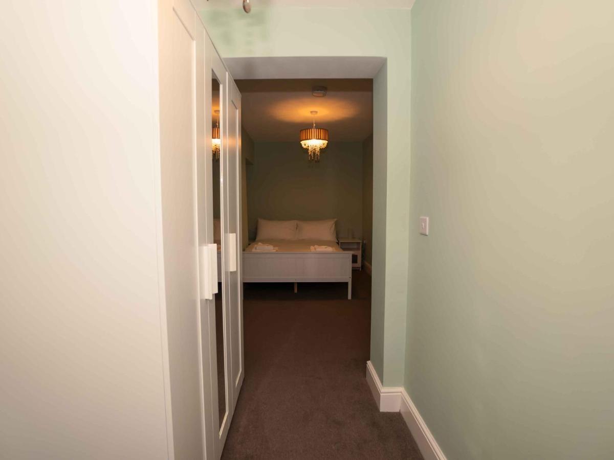 Pass The Keys Newly Renovated 2 Bedroom Apartment And Free Parking Scarborough Exterior photo