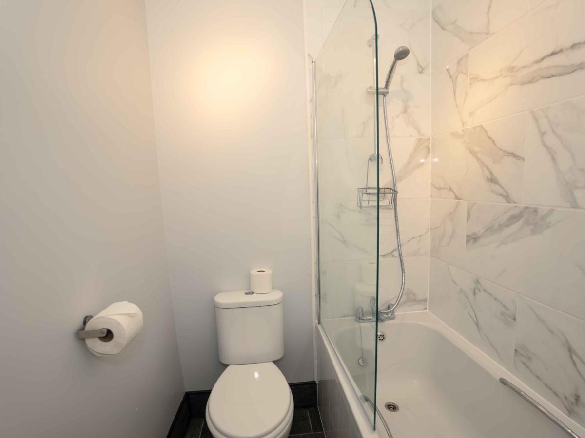 Pass The Keys Newly Renovated 2 Bedroom Apartment And Free Parking Scarborough Exterior photo